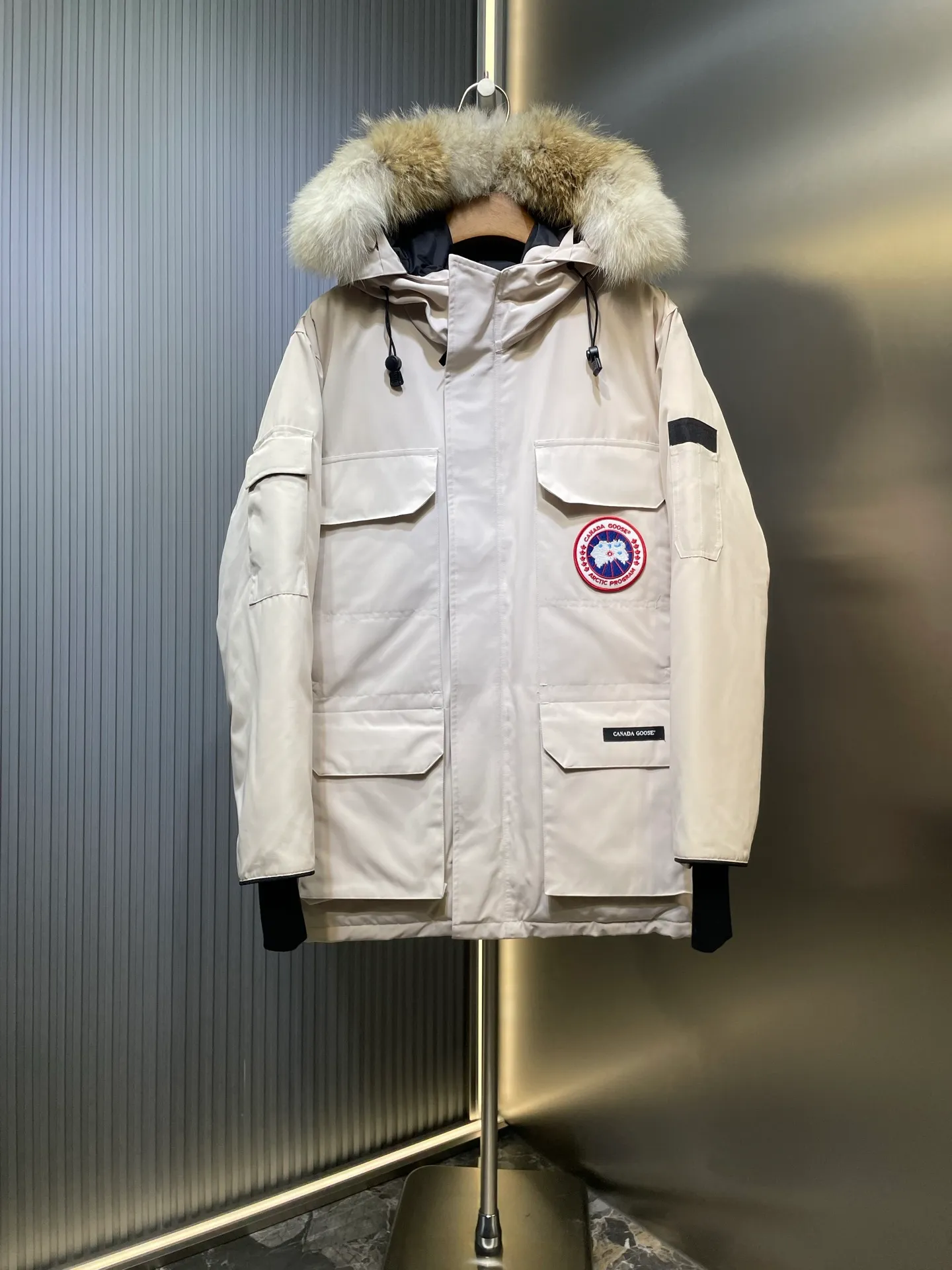 P910 special version 🌟 🇨🇦CANADA GOOES 24 new models 08 models/couple models Factory direct supply: supplying global purchasing agents, micro-business, entities, Tmall, high-end stalls and studio cooperation, free shipping! Canada Goose Expedition Parka 2008 is the same style for men and women. It is mid-length and the most timeless classic. All Arctic and Antarctic scientific expedition teams choose Canada Goose as their cold-proof equipment. It is the Rolls-Royce of down jackets. ➖ Industry-leading anti-counterfeiting chip sensing. ➖ Imported Behringer embroidery machines and customized embroidery labels, the highest level and industry leading. ➖ Imported Korean 21-count polyester-cotton blended original fabric, TC85 waterproof coated fabric, water-repellent, windproof and wear-resistant. ➖ The new national standard 80 white duck down is filled with an average of 520 grams of down. The amount of down filled is industry-leading. ➖ 100% nylon lining with double double-layer sealing design to prevent velvet running, and seamless thread design on the cuffs! ➖ Western Canadian Green Wolf Collar. ➖ Yoshida YKK provides original factory-customized electroplated sliders. YKK two-way lockable zippers are tight and smooth and do not peel off paint. ➖ 3M composite Velcro is durable and the accessories and hardware are all custom-made. Note: Our copywriting is only simple and clear. Instead of bragging about the copywriting, it is better to compare and understand with samples. Only for the purest goose, the most dedicated, the most professional, the highest quality, the highest cost performance!  Size:XS-XXL